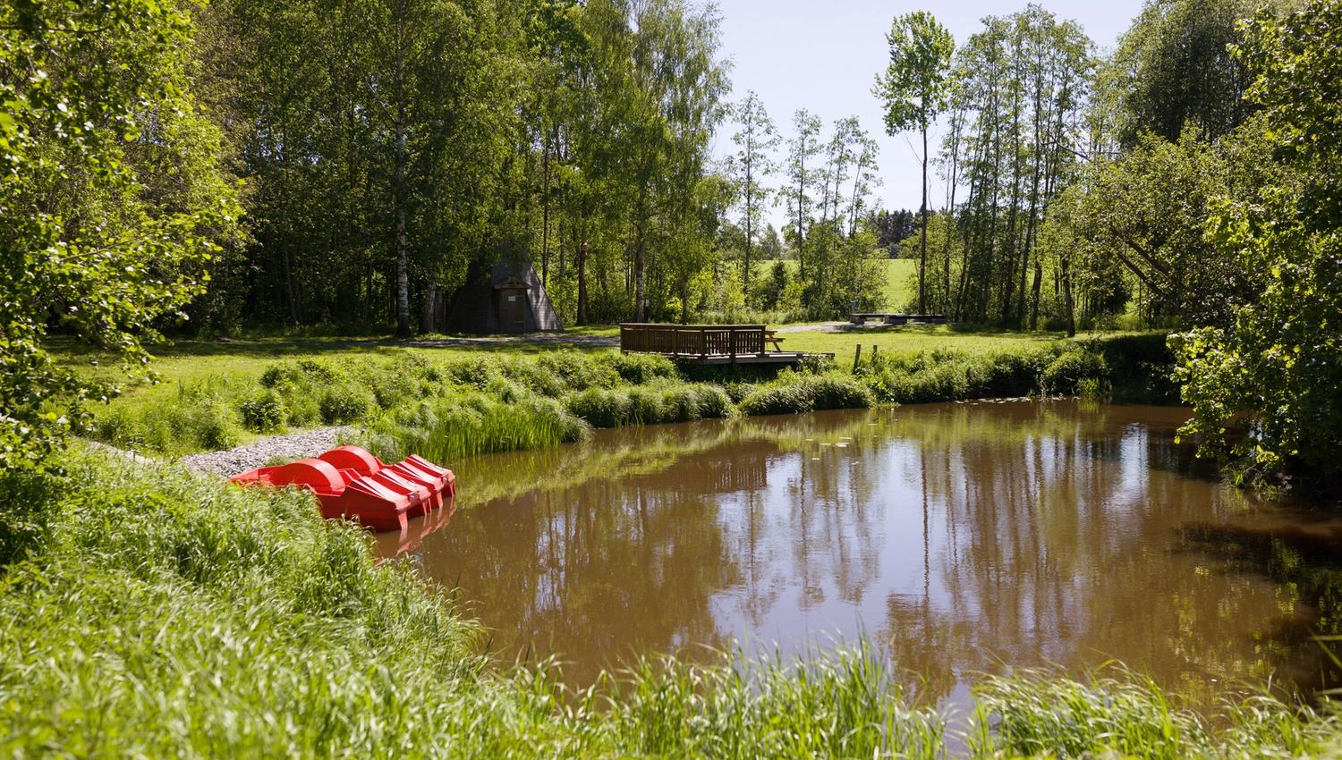 tråkkebåter ved elvebredden
