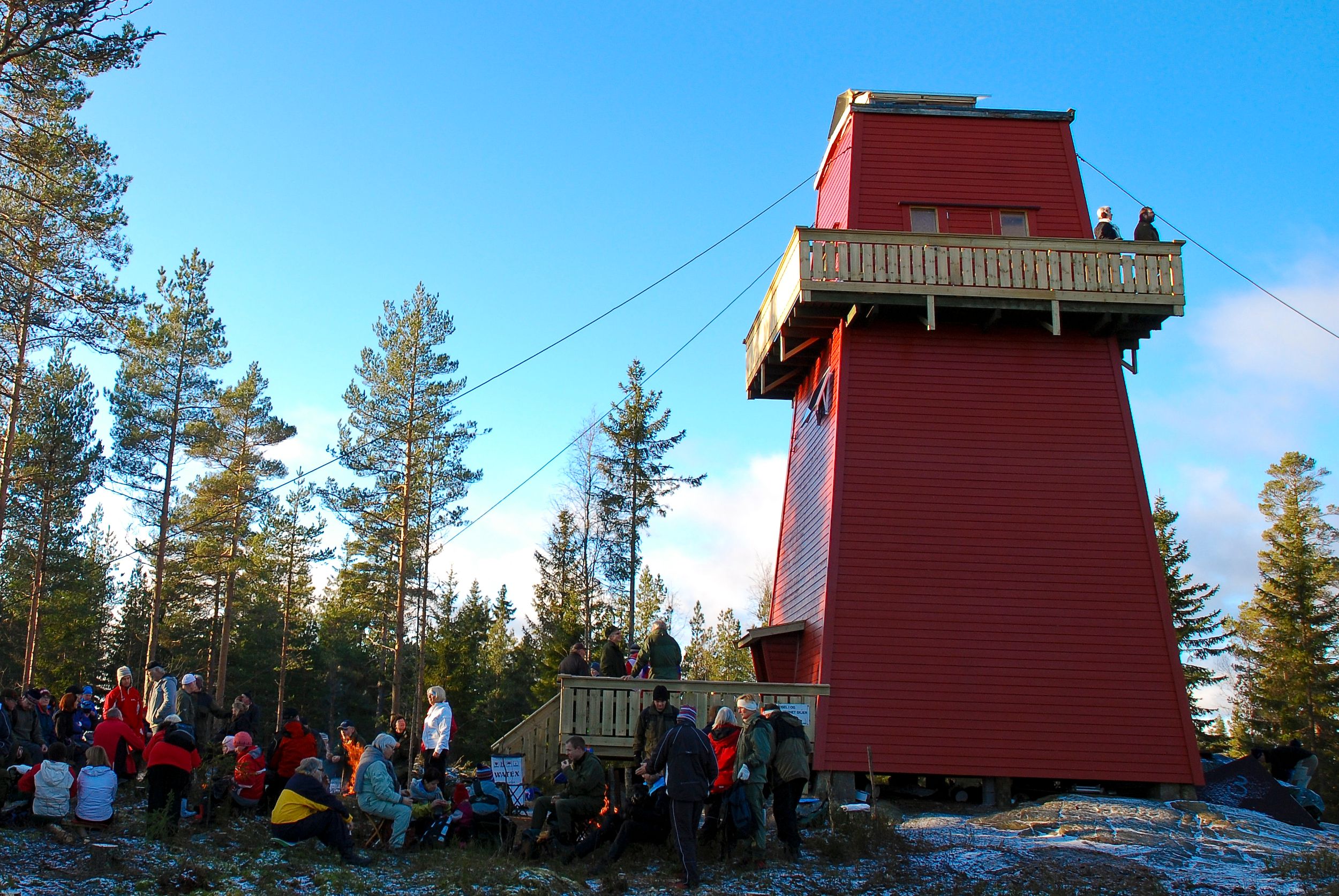 Haukenes tower with visitors bellow