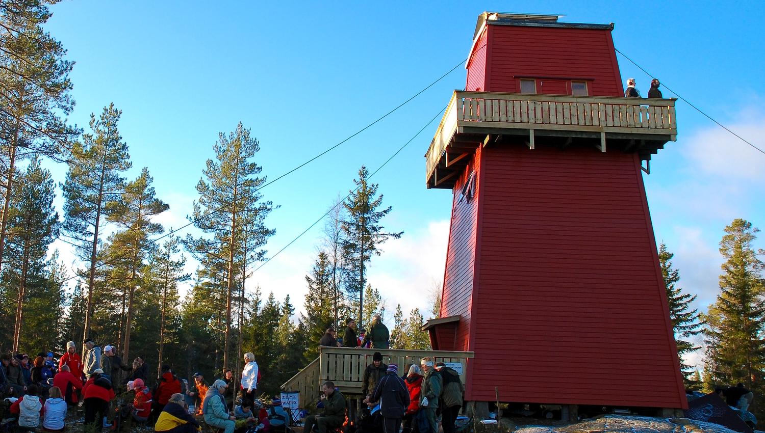 Haukenes tower with visitors bellow