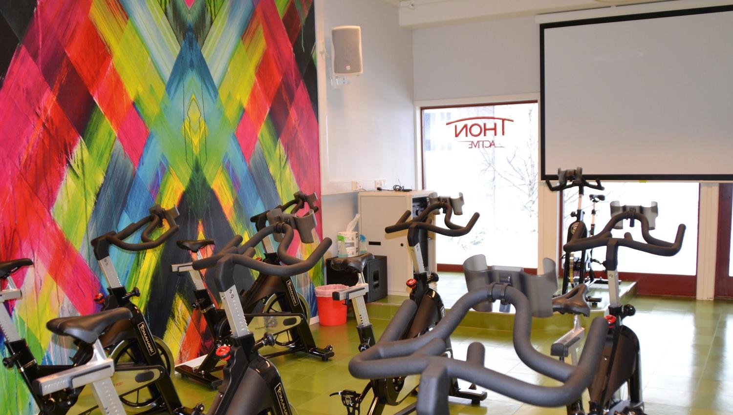 Spinningsal med 15 sykler og prosjektor