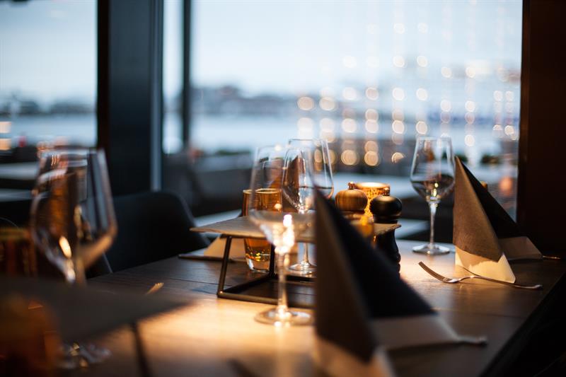 Glasses and napkins on the table