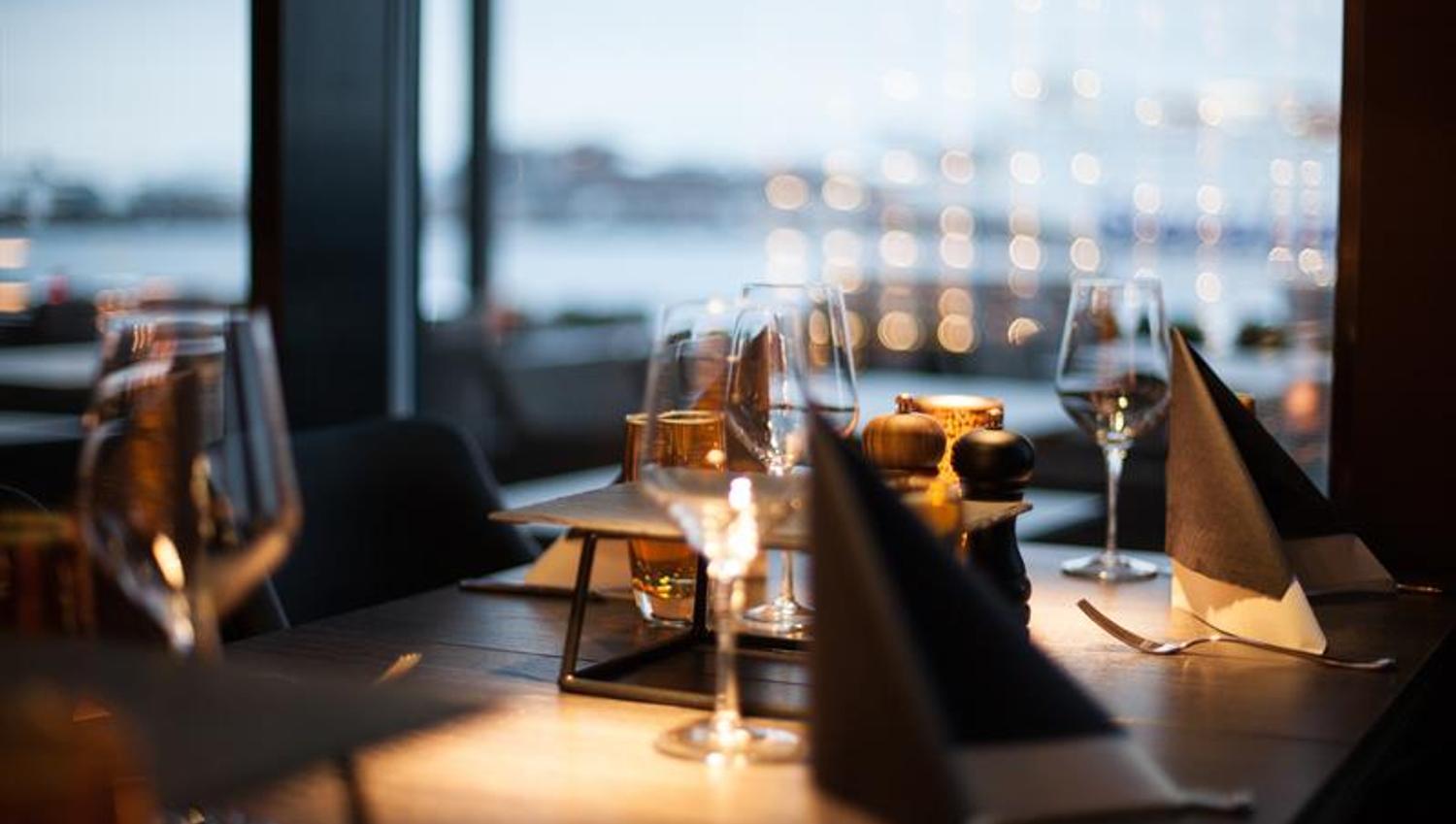 Glasses and napkins on the table