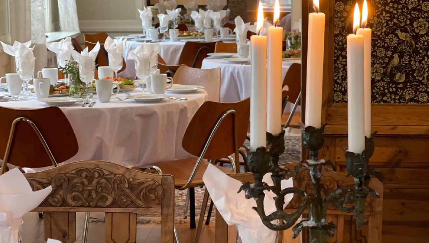 pyntet bord med blomster og servietter og levendee lyst