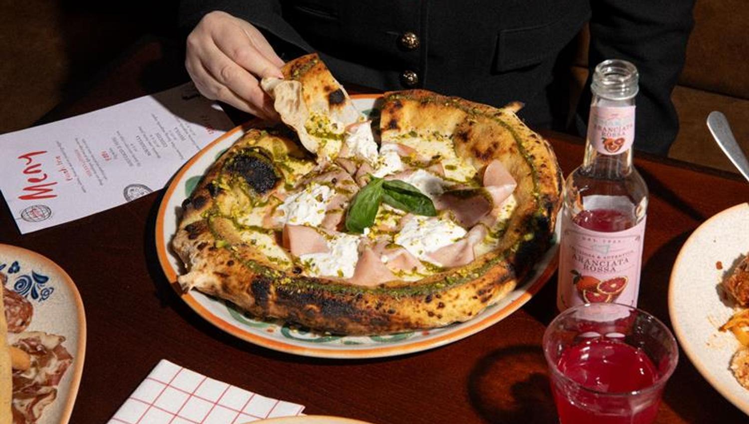 Person som spiser pizza