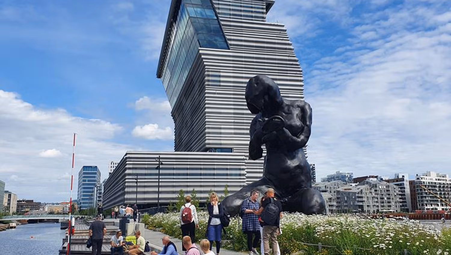 Skulpturen "The Mother" med MUNCH i bakgrunnen