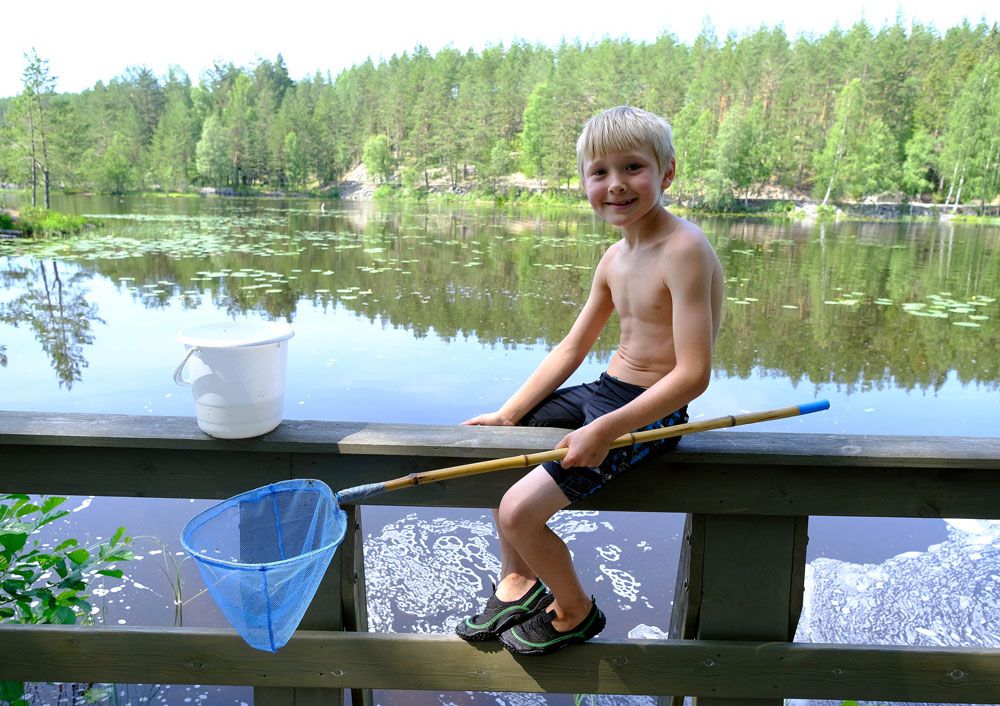 Gutt med hov sittende på en bru ved Tinnemyra, Notodden. Foto