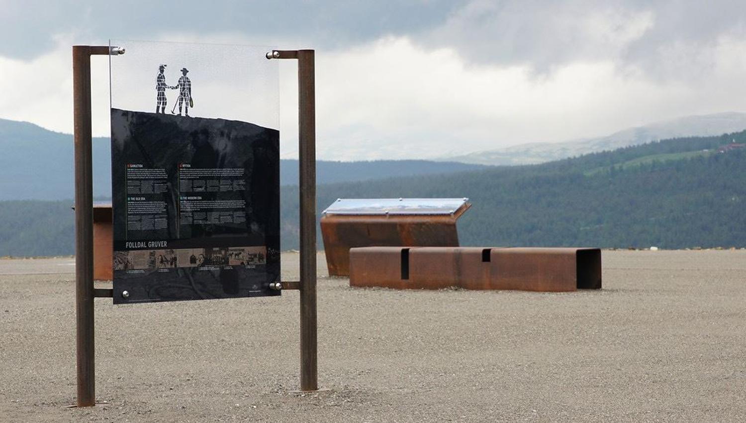 Infopunkt med tavler ved Folldal gruver, Nasjonal turistveg Rondane.