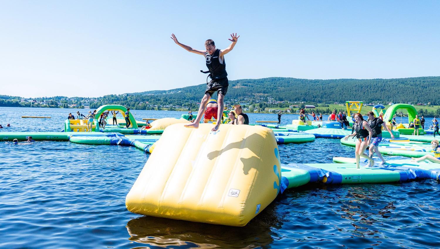 Ransfjord badepark i Jevnaker. Norges største flytende badepark.