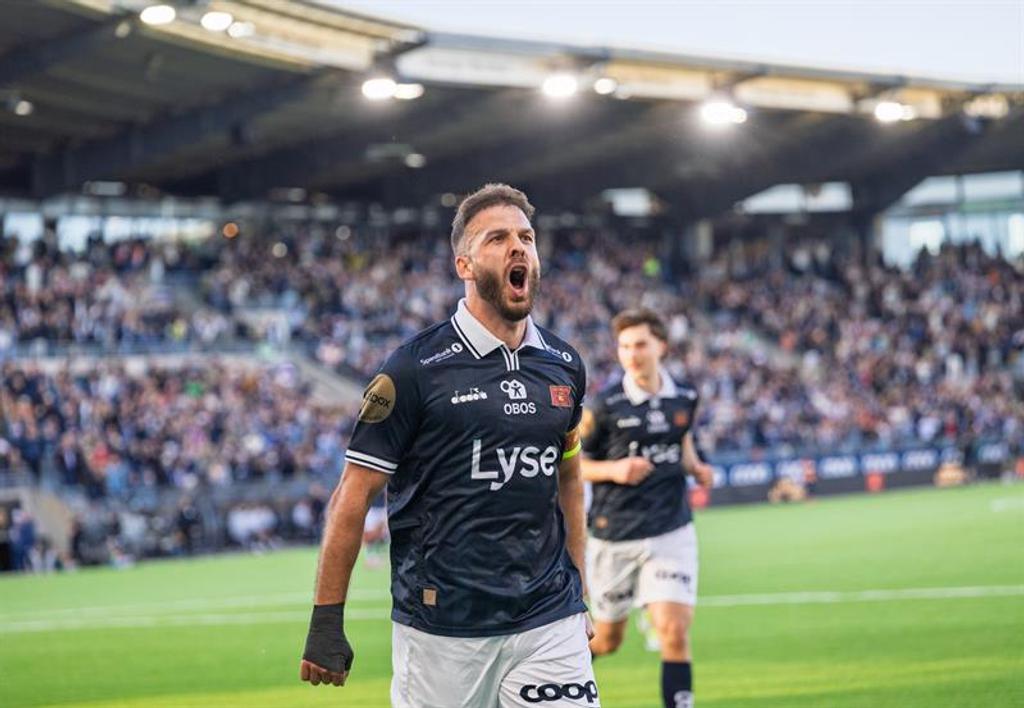 En Viking spiller jubler foran fullsatte tribuner etter et mål