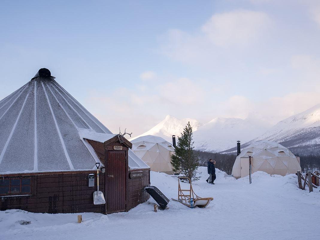 Camp Tamok i snødekte vinteromgivelser i Tamokdalen