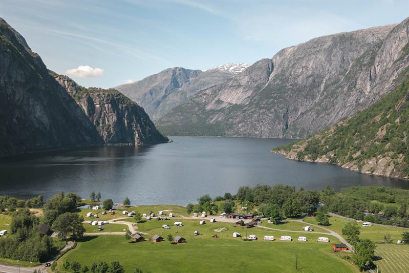 Et dronebilde av campingplassen, med Eidfjordvatnet i bakgrunnen.