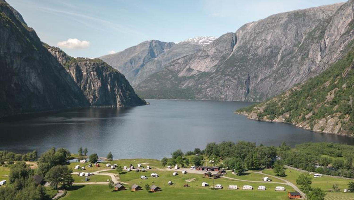 Et dronebilde av campingplassen, med Eidfjordvatnet i bakgrunnen.