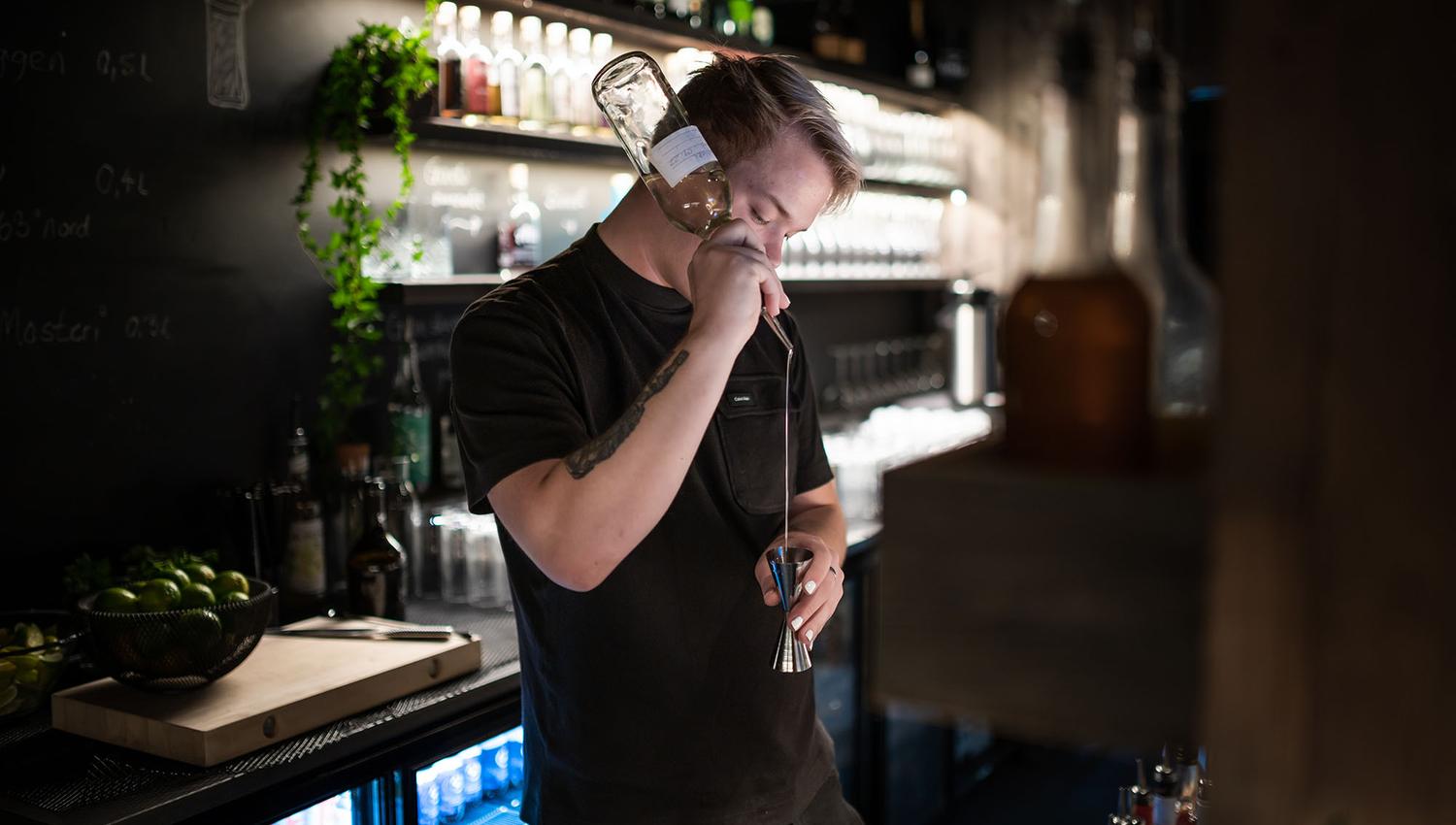 Loftet Skybar på Øyna - mixing av cocktail