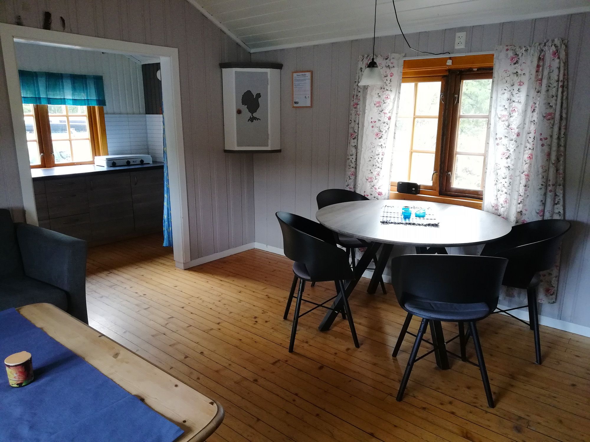 The dining area in Roksjøhytta cabin in Snåsa