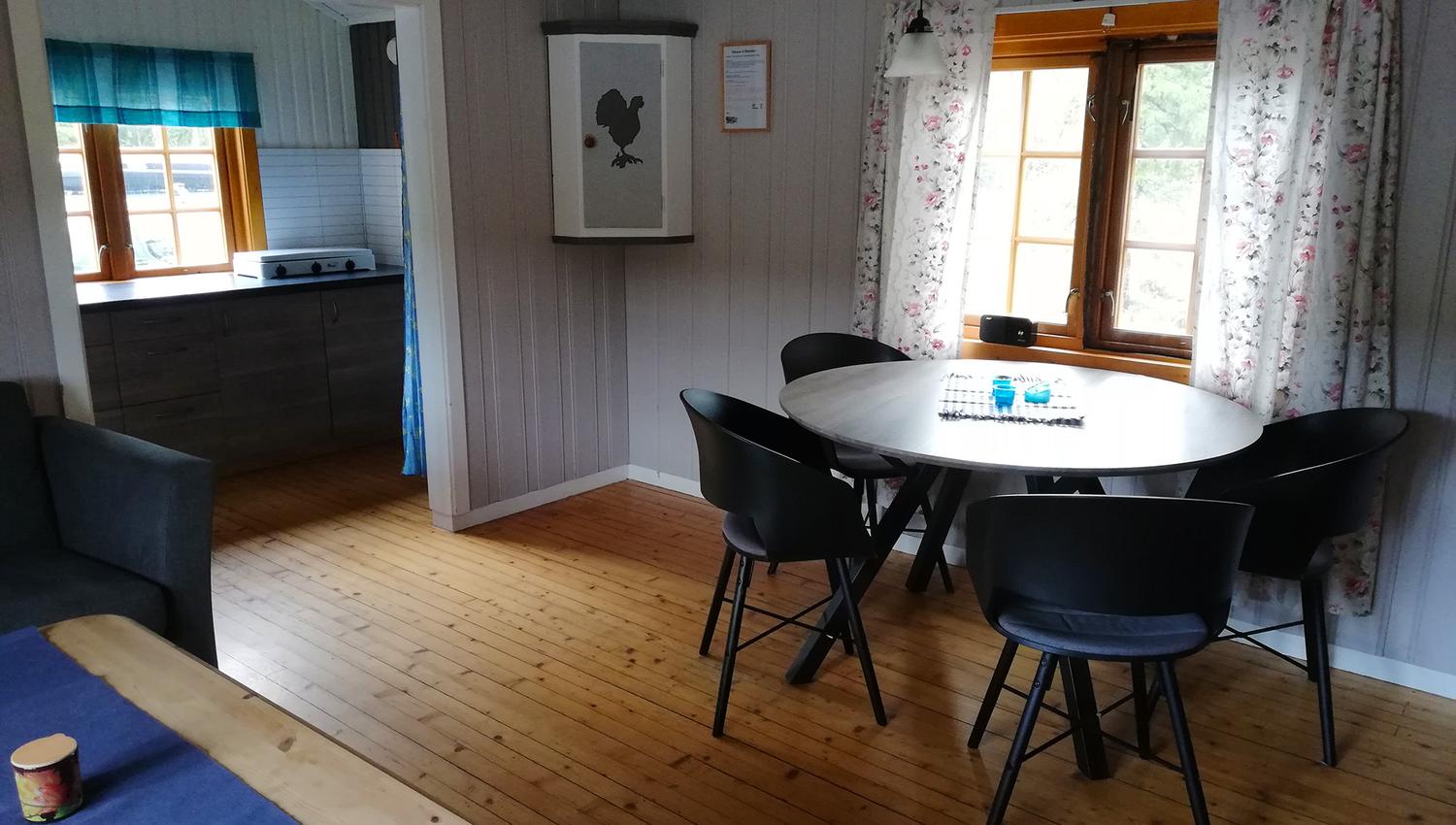 The dining area in Roksjøhytta cabin in Snåsa