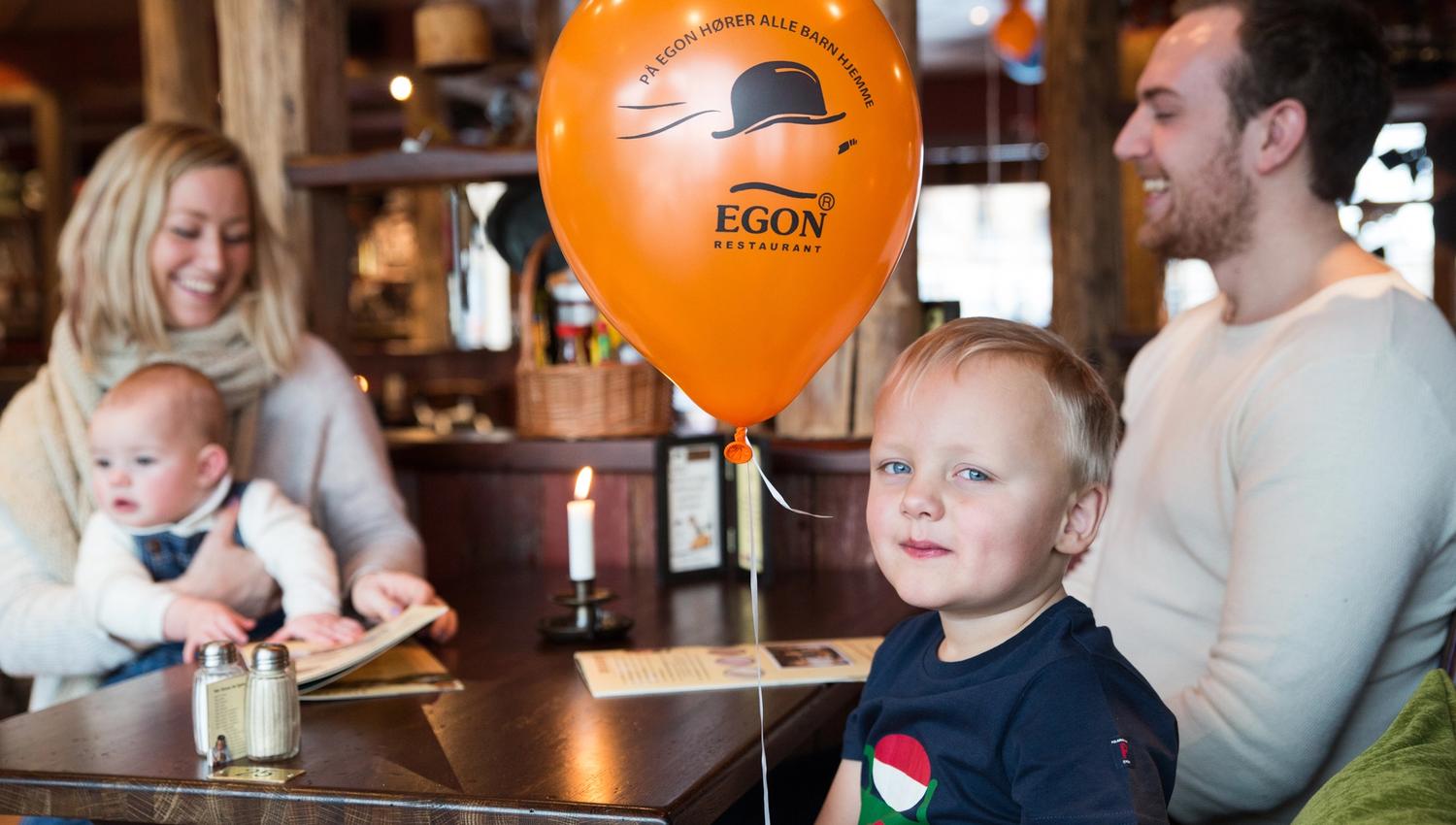 Barn med ballong