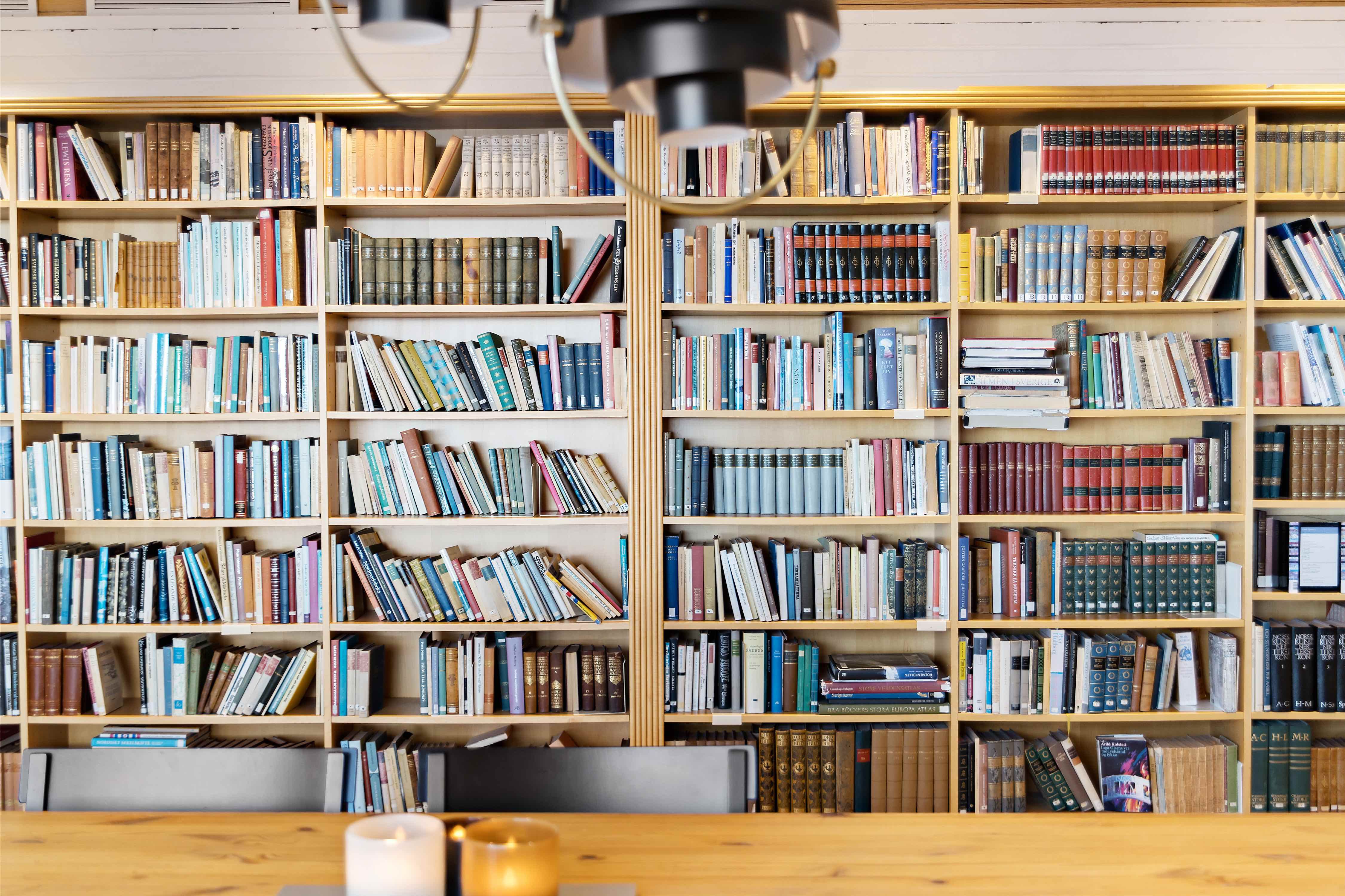 bøker på biblioteket