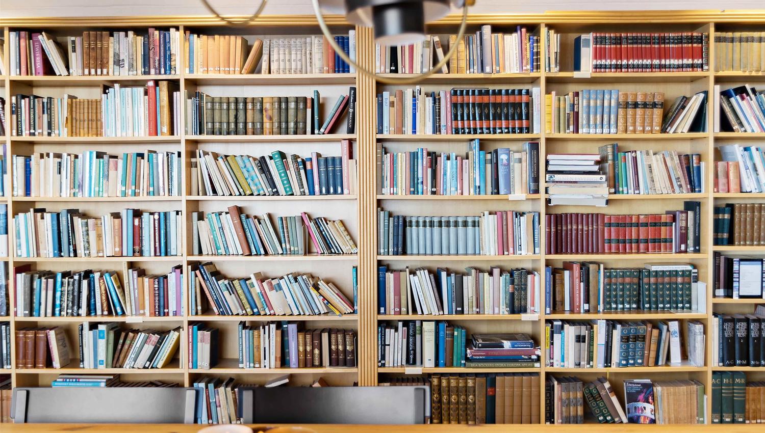 bøker på biblioteket