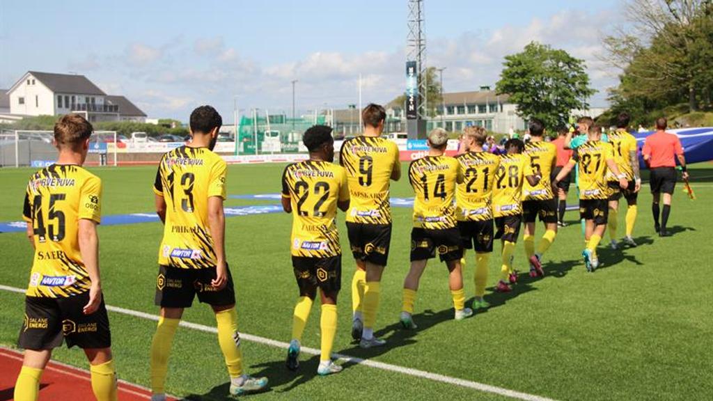 EIK footballers on the football pitch 