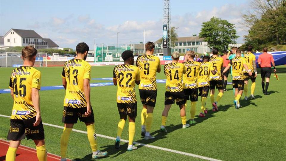 EIK footballers on the football pitch 