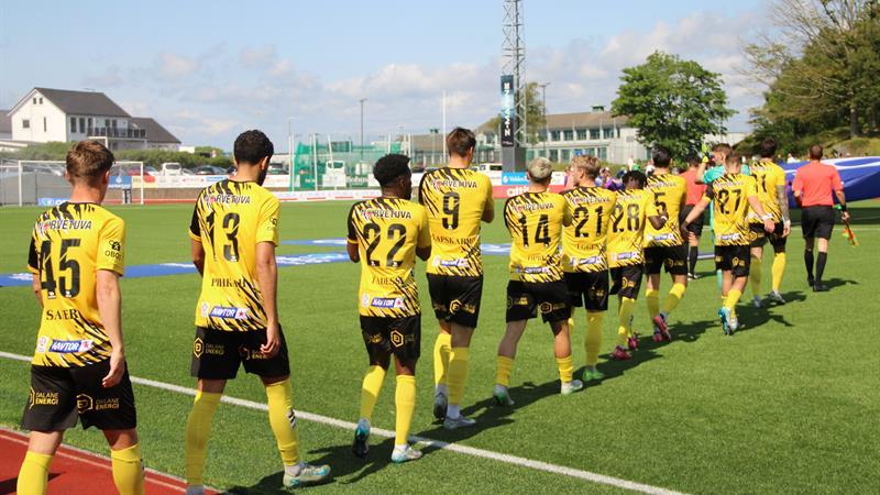 EIK footballers on the football pitch