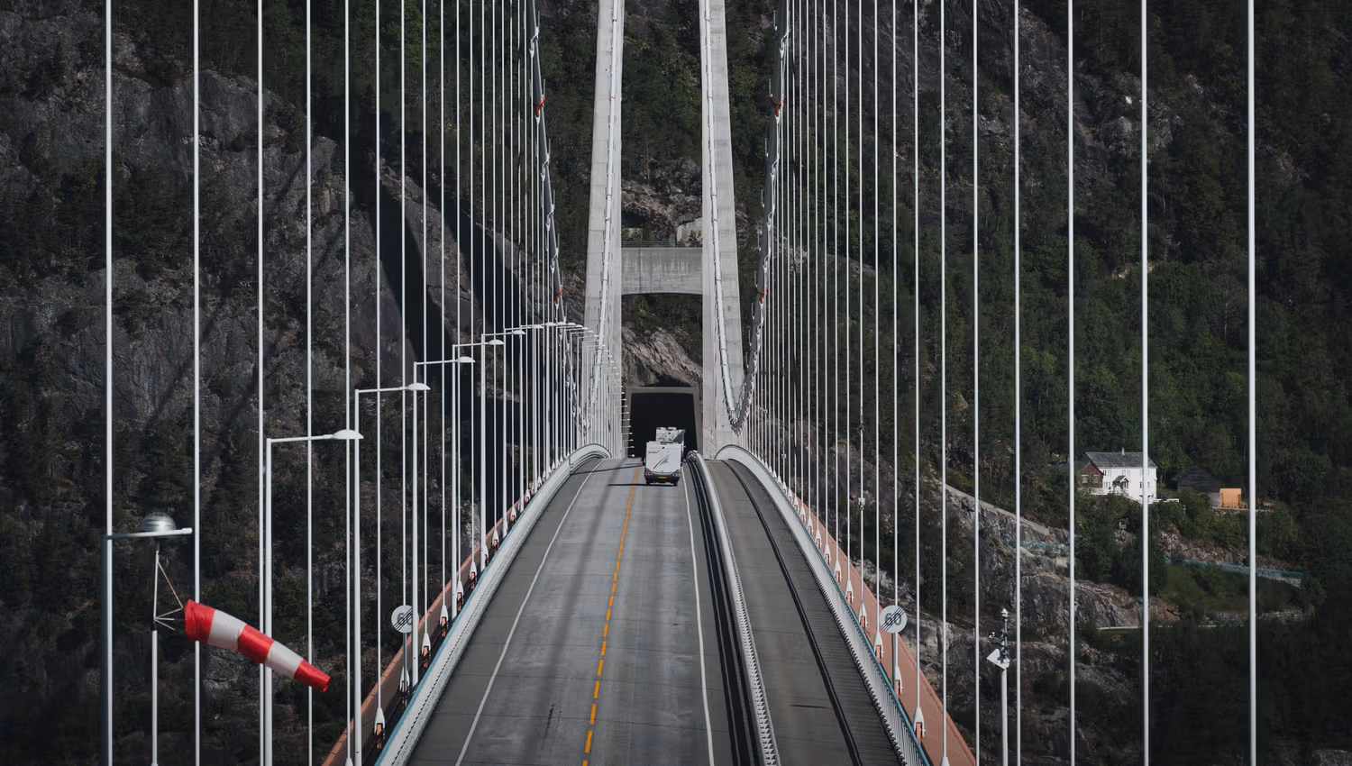 Utsikt over veien på Hardangerbrua.