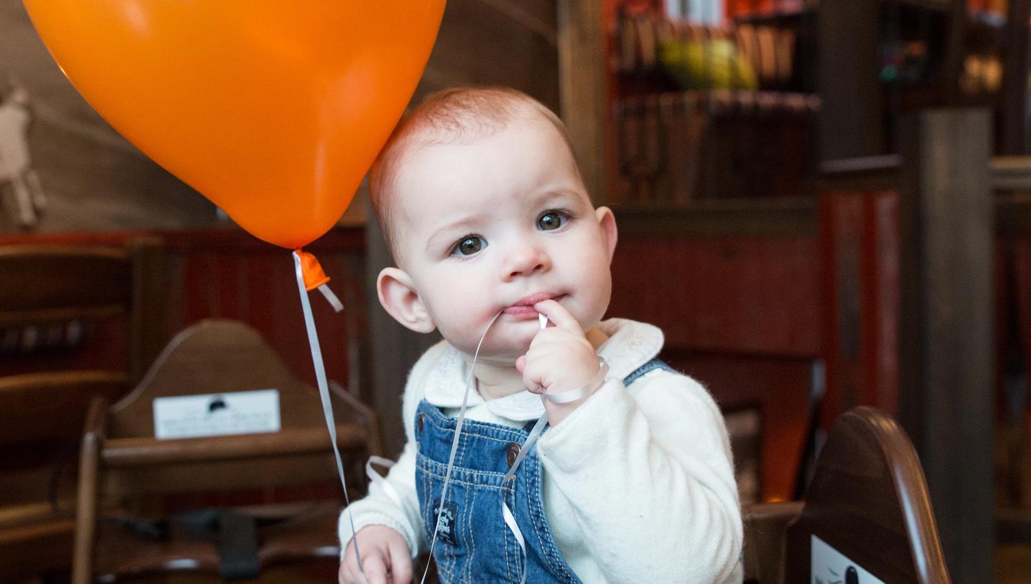 Baby med ballong