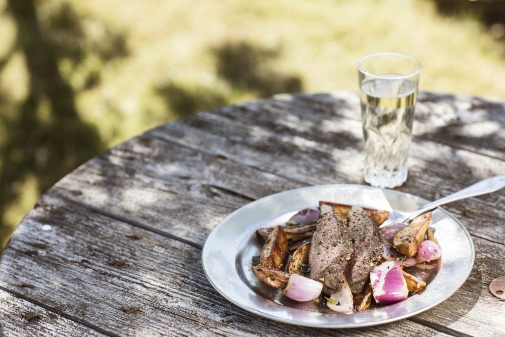 Glass med vann og tallerken med mat