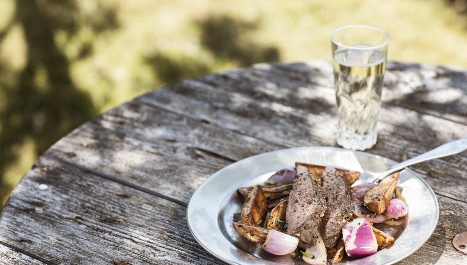 Glass med vann og tallerken med mat