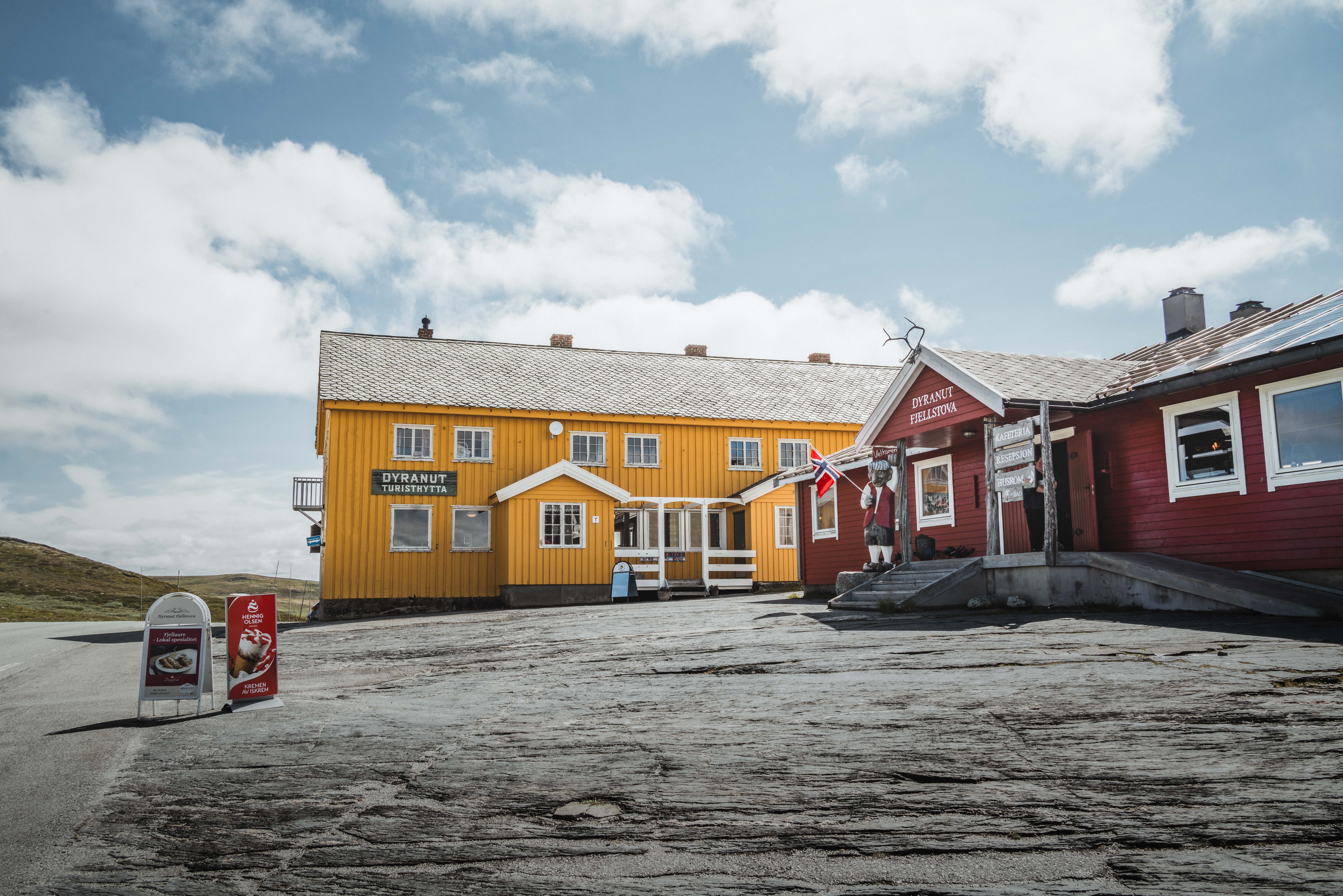 Dyranut Turisthytta and Dyranut Fjellstova, located right next to Route 7.