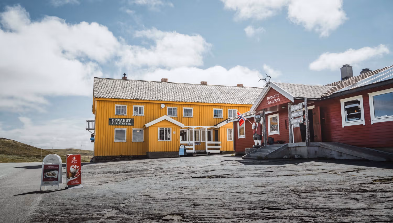 Dyranut Turisthytta and Dyranut Fjellstova, located right next to Route 7.