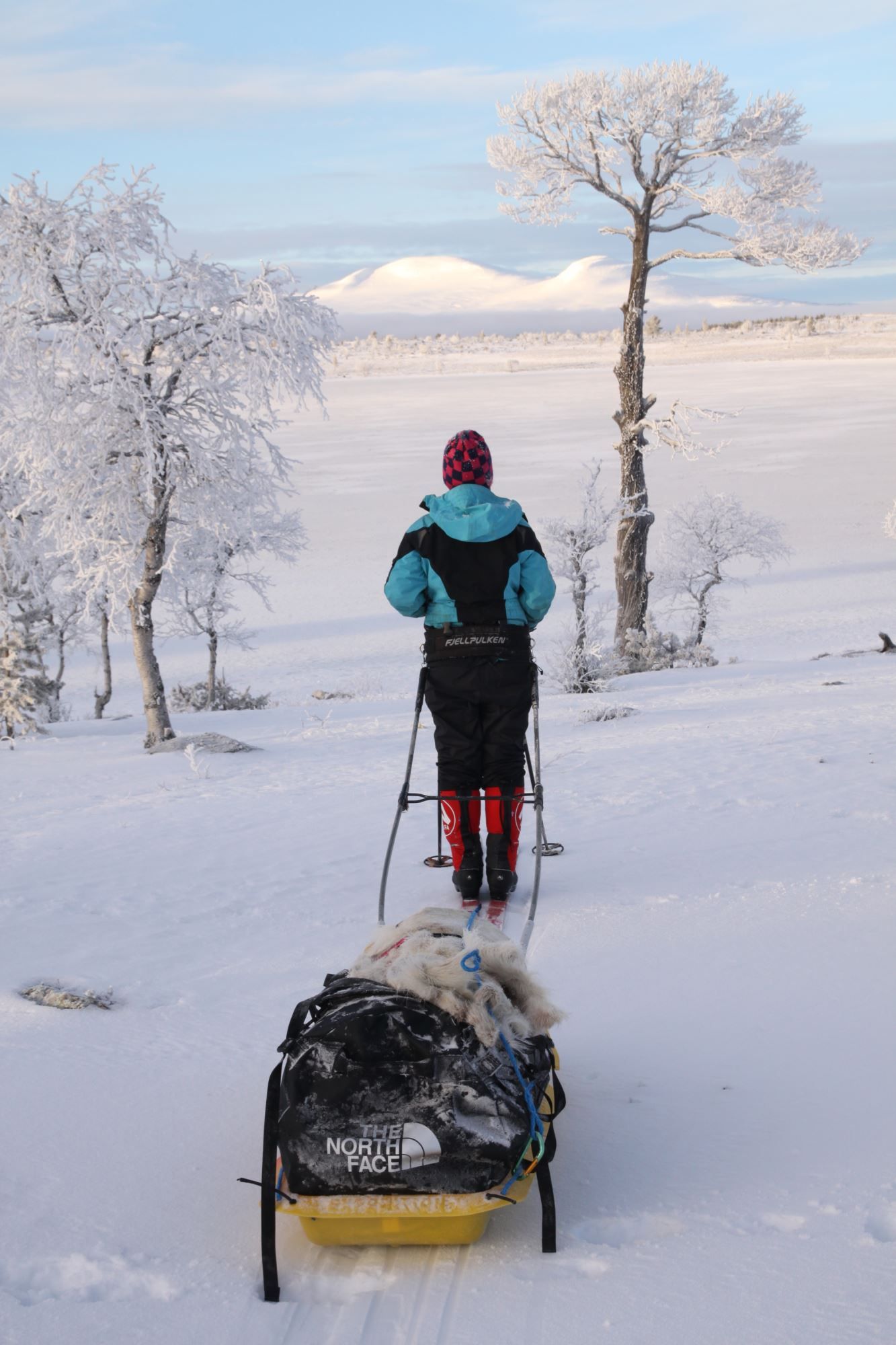 Med pulk og ski i urørt natur.
