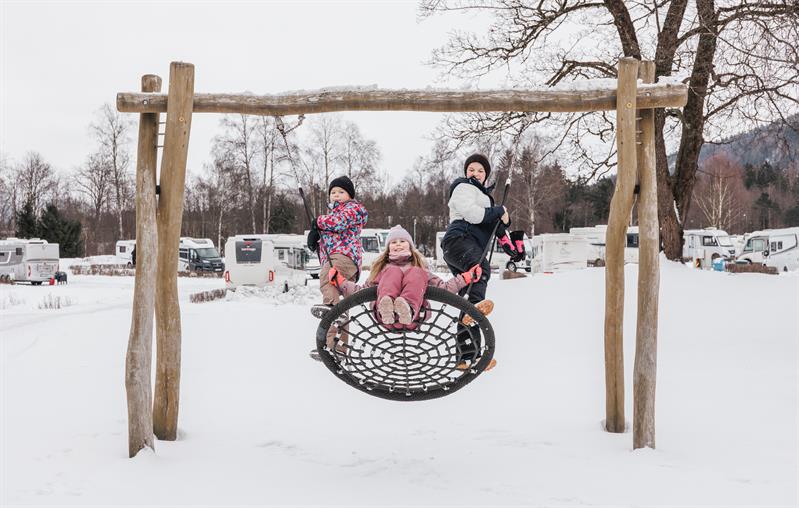 barn på lekeplass på Beverøya Hytteutleie og Camping i vinter