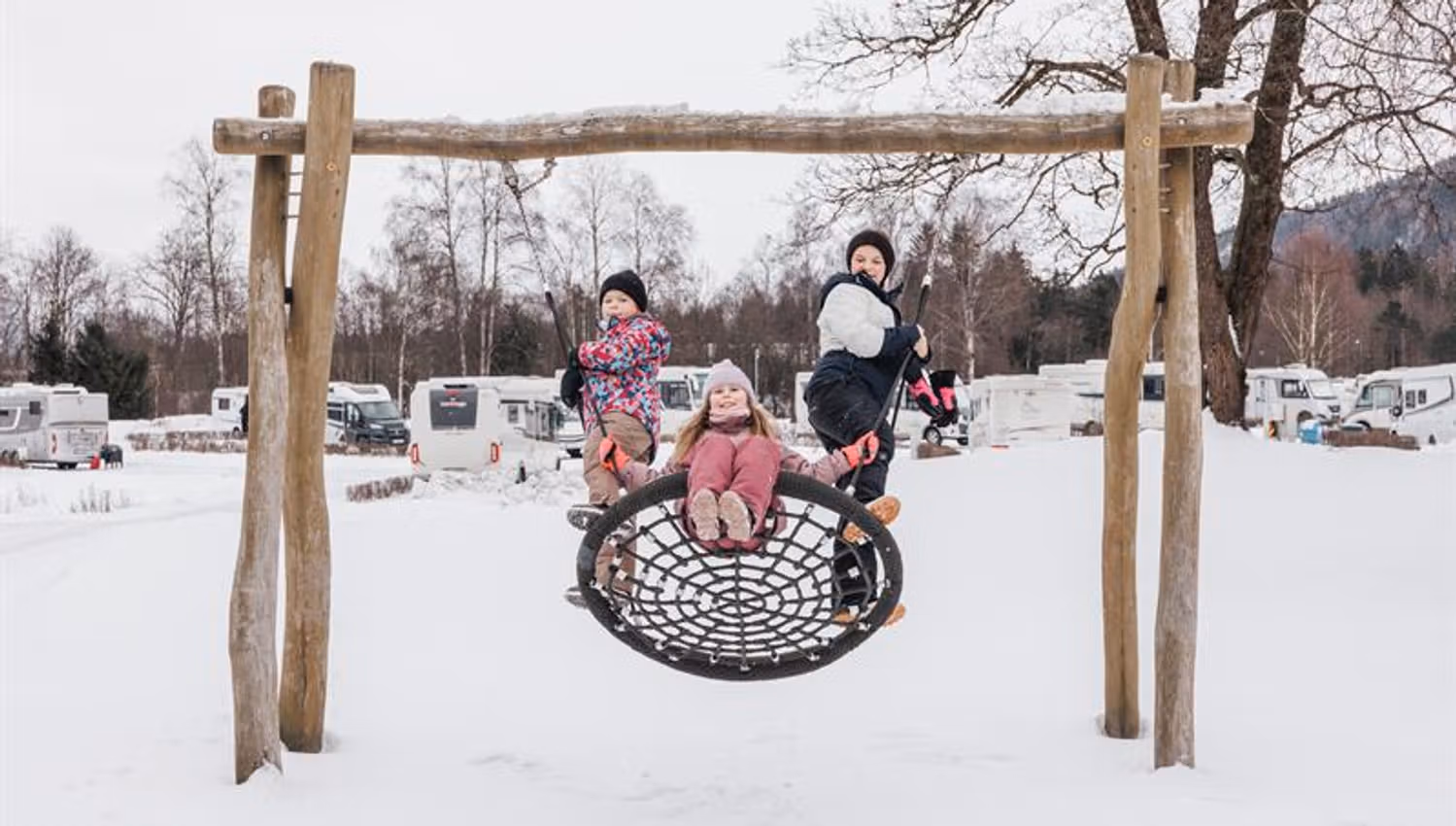 barn på lekeplass på Beverøya Hytteutleie og Camping i vinter