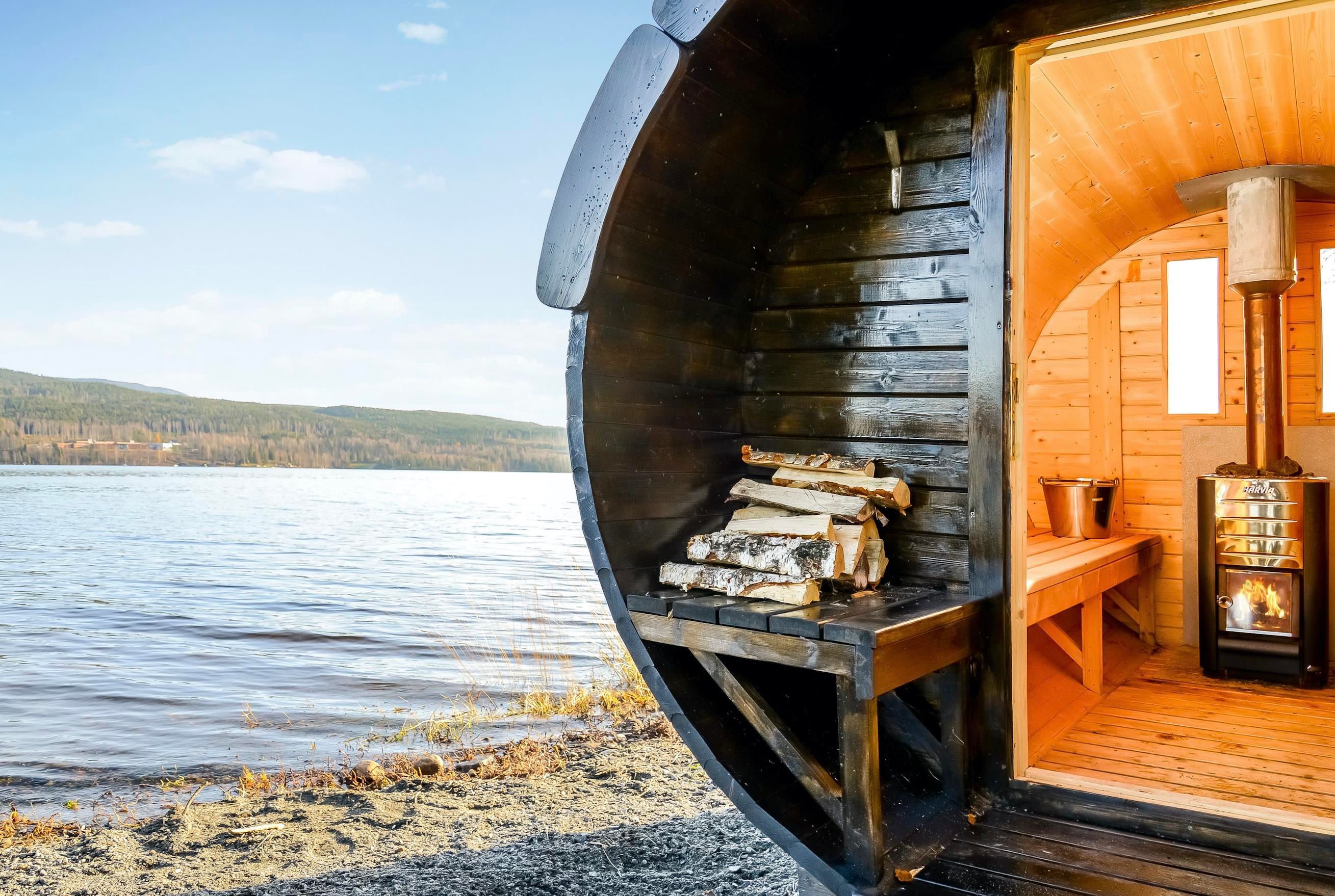 Barrel sauna with a view to the lake 