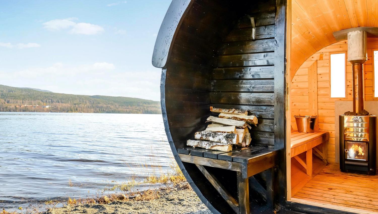 Barrel sauna with a view to the lake