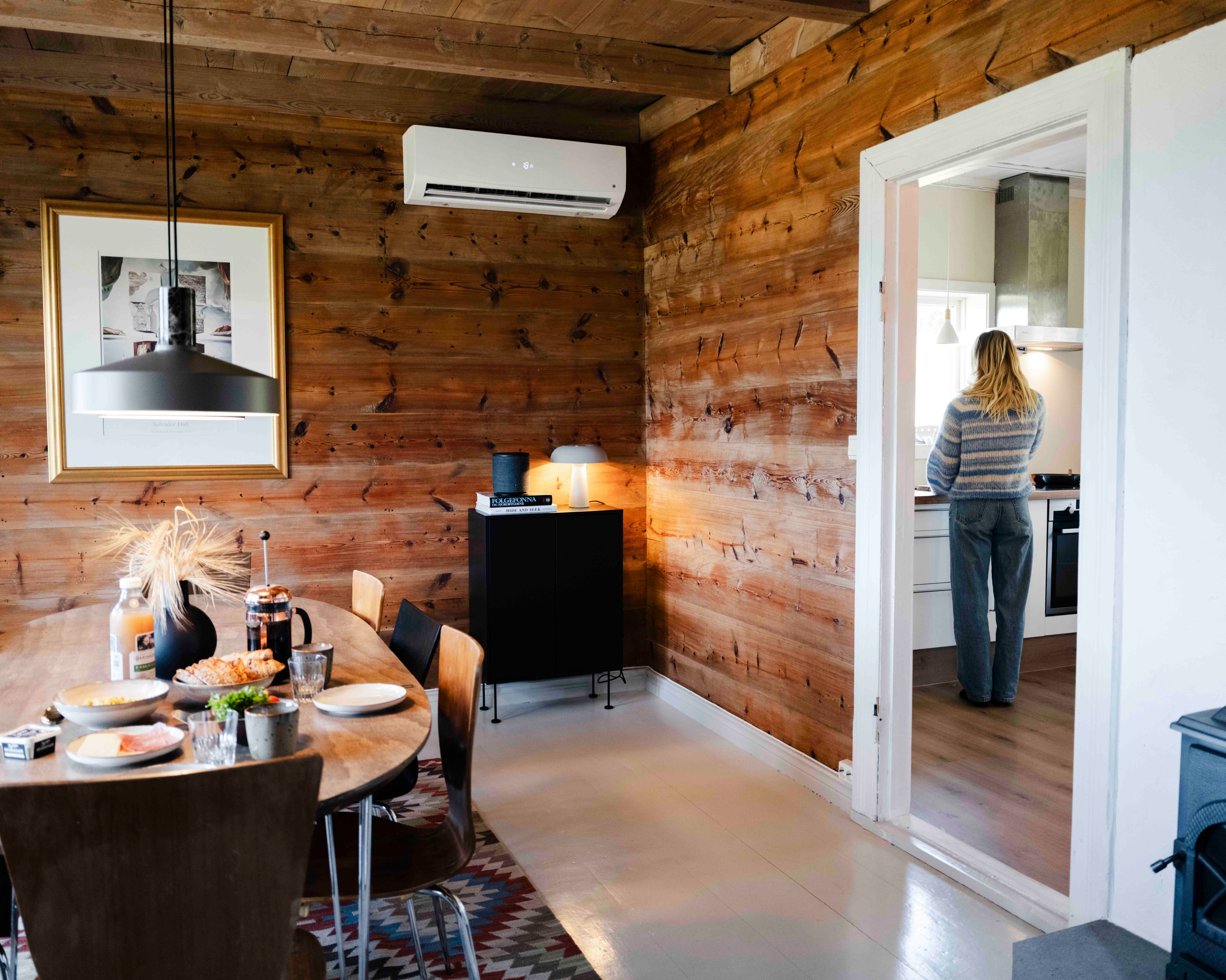 Breakfast in the dining room at Stigen Fjordlodge, with a view into the modern kitchen in Hardanger.