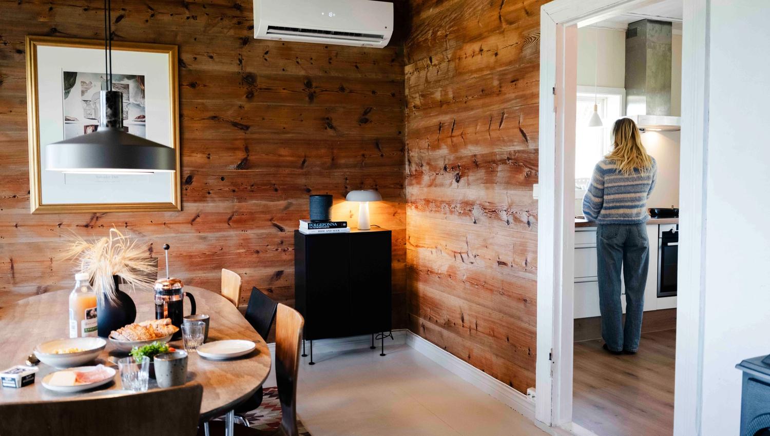 Breakfast in the dining room at Stigen Fjordlodge, with a view into the modern kitchen in Hardanger.