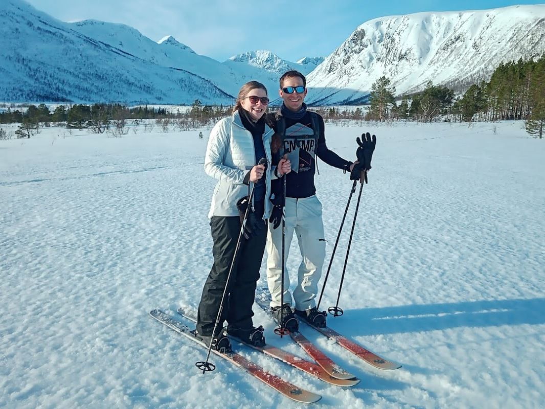 Et par får bilde foran fjellene