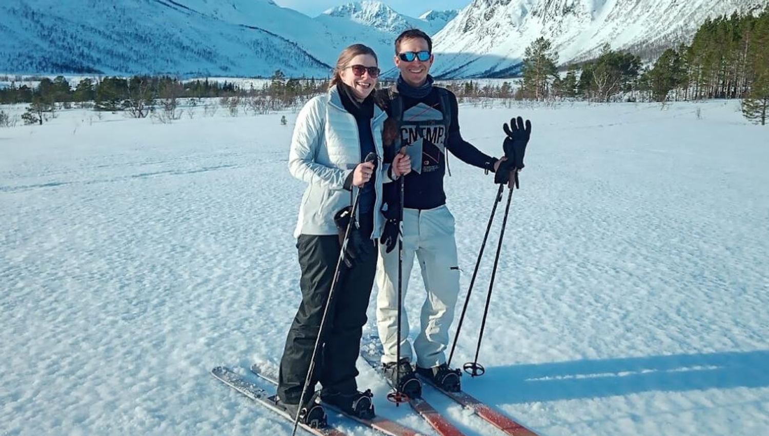 Et par får bilde foran fjellene
