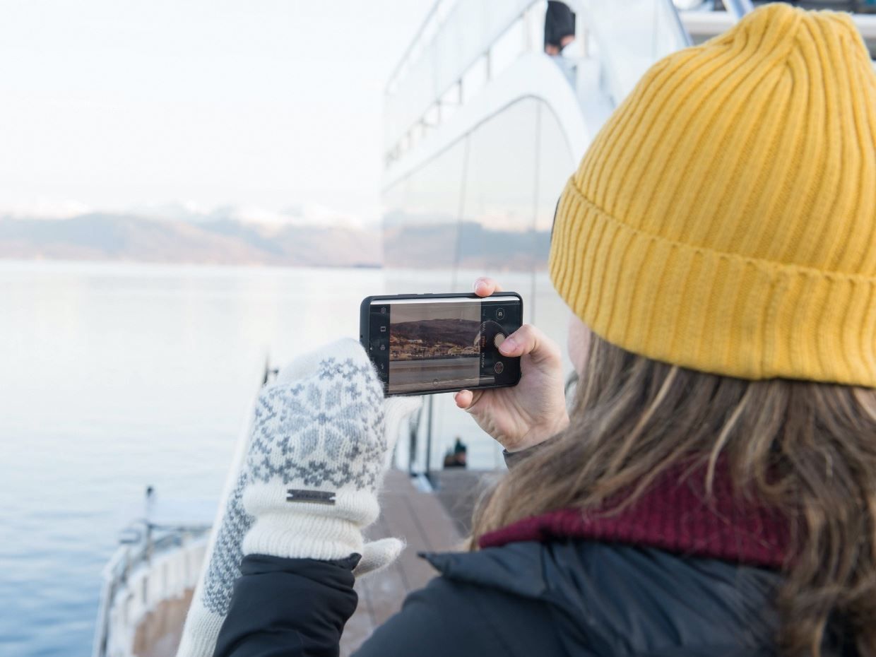 gjest som fanger omgivelsene med telefonen