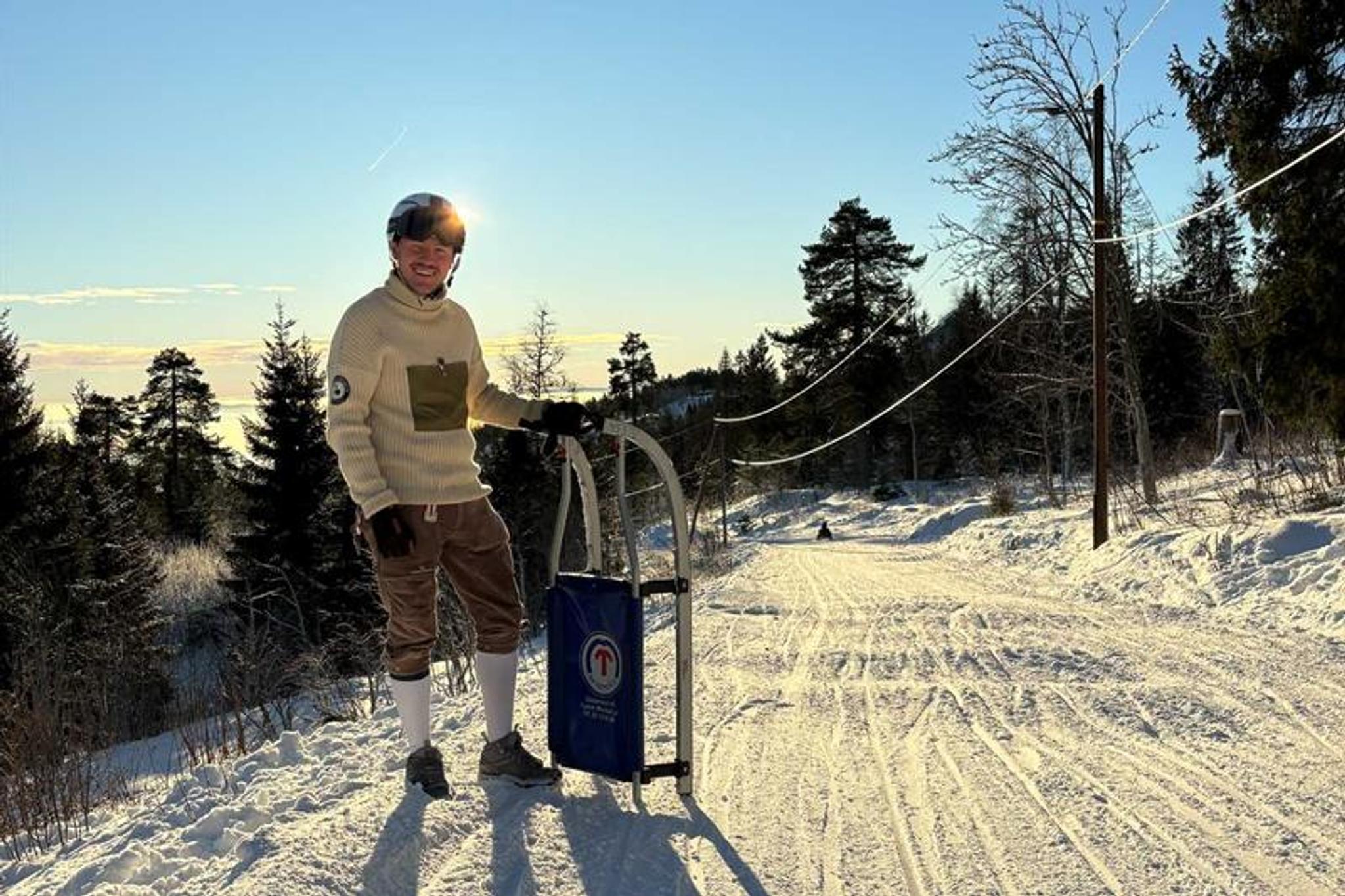 Mann som står i en akebakke