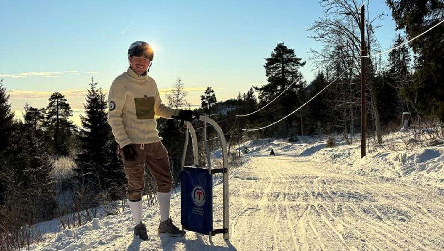 Mann som står i en akebakke