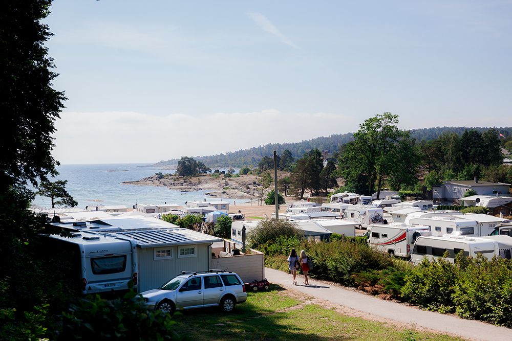 bobiler og campingvogn på Rognstranda camping i Bamble