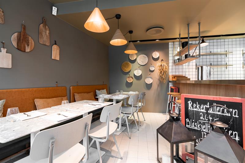 Seating section next to a long table vis-à-vis the counter.