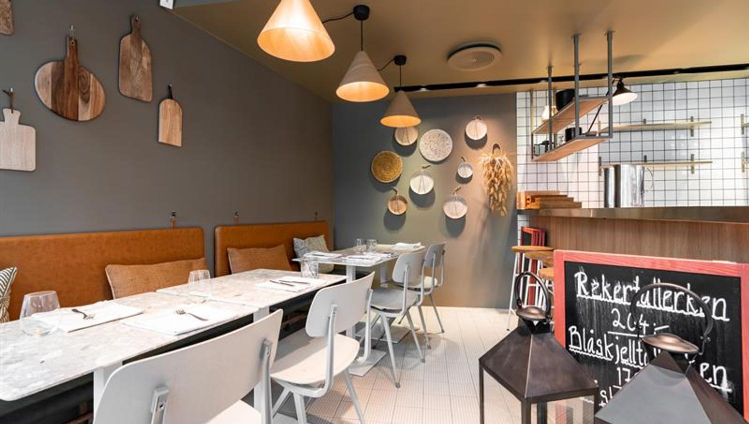 Seating section next to a long table vis-à-vis the counter.