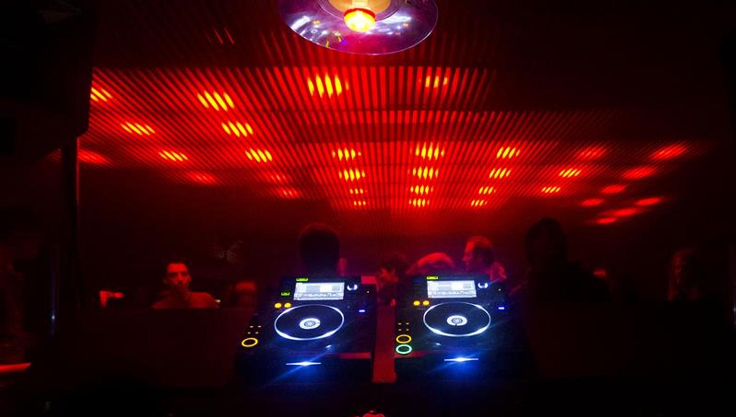Dansegulvet sett fra DJ-standen.