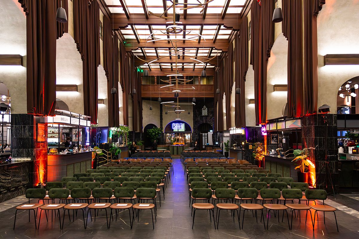 Sitteplasser i hallen for et arrangement