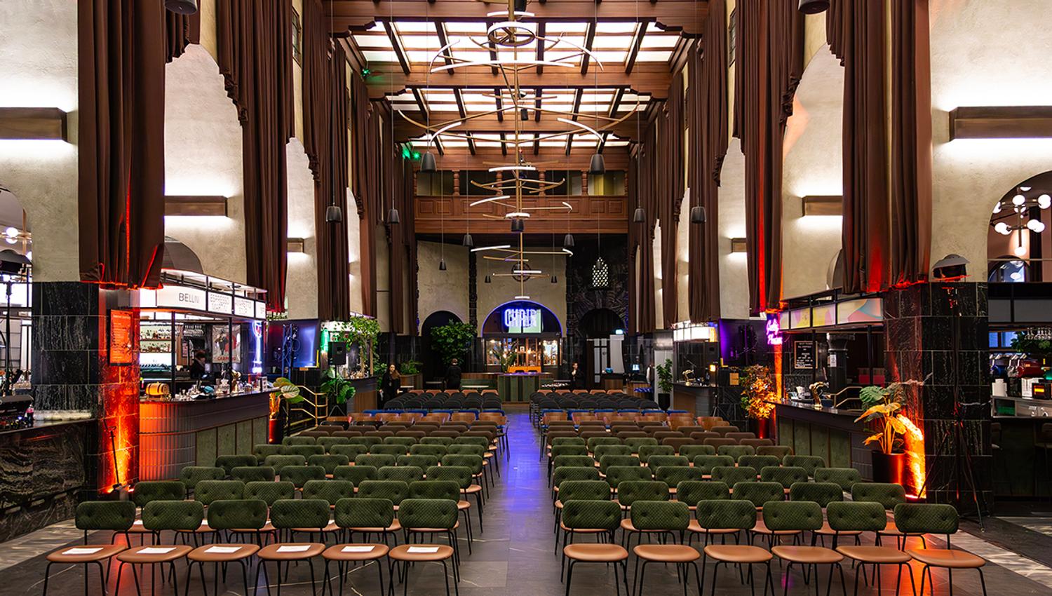 Sitteplasser i hallen for et arrangement