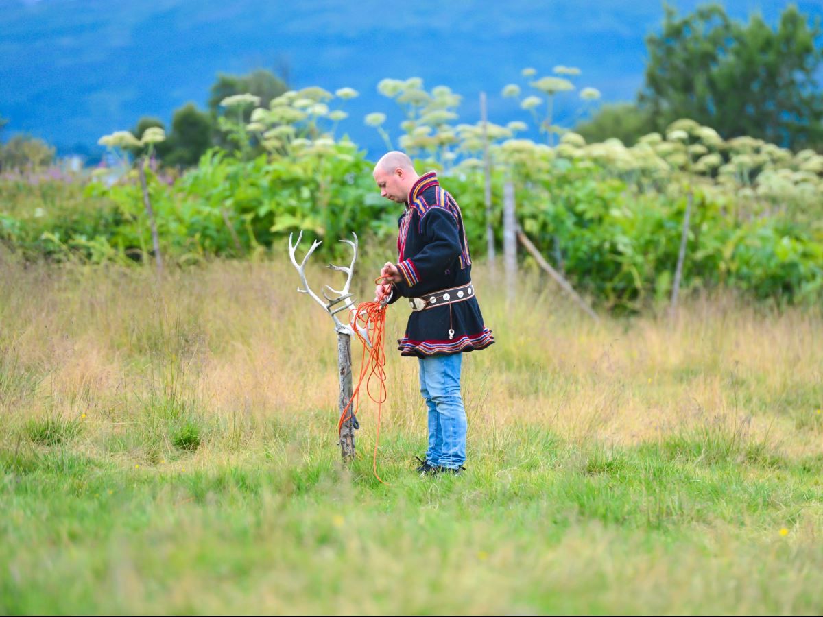 Lasso throwing in an autumn landscape during a Sámi cultural experience with Tromsø Lapland.